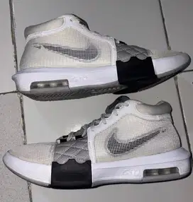 Dijual sepatu NIKE ori like new uk 42