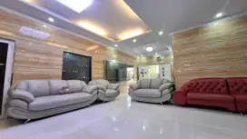 Dijual rumah mewah 3 lantai renov luas 264m2 lokasi bagus Taman royal
