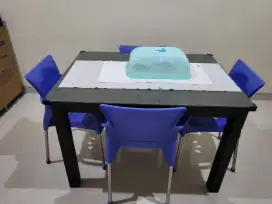 Meja makan dan 4 kursi