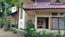 Dijual Rumah Megah Terdapat Taman dan Kolam Renang di Kemang Jaksel