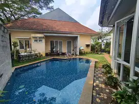 Rumah Bagus Dengan Kolam Renang di De Rio Delatinos BSD