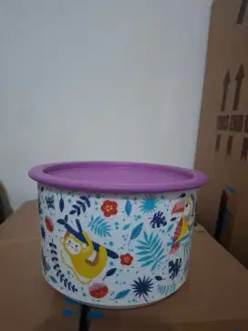 Toples Bulat Sedang Motif Abstrak Putih Ungu