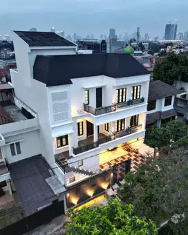 Rumah mewah modern hits 2025 kolam renang lift siap huni strategis
