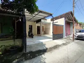 Rumah cantik lahan luas 132 m2 di kadipiro banjarsari Surakarta