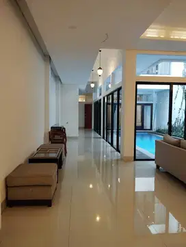 Sewakan Rumah Menteng Furnished siap huni Strategis 4+1 440m2 2 lantai
