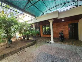 Rumah luas bagus full furnish tengah kota