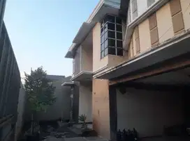 DiJual Rumah Dua Lantai dengan Tanah Luas bisa salah satu batu ceper