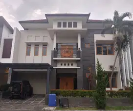 Rumah mewah di mekar wangi singgasana