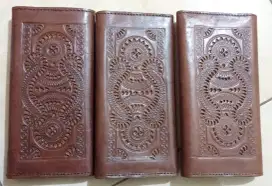 dompet ukir kulit asli