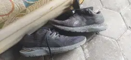 Sepatu asics hitam