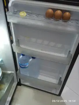 dijual kulkas merek Aqua hemat listrik kondisi 90%