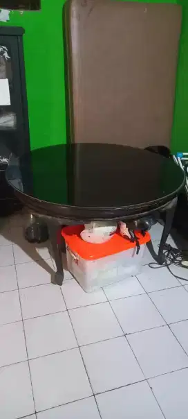 Meja bundar di lapis kaca