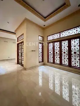 Rumah Klasik Eropa 2½ Lantai Nyaman Siap Huni Di Pulomas R2162