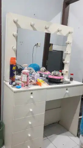 Lemari meja hias
