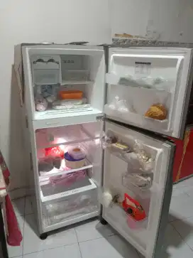 Kulkas polytron 2 pintu,belum pernah diservis harga  1.350.0000