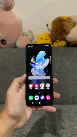 Samsung Galaxy Z Flip 4 Kapasitas 8/128GB SEIN Black Mulus
