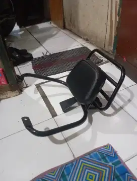 Besi senderan jok motor listrik zuzu