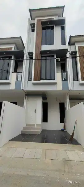 Dijual rumah 2 lantai baru 10 menit dr stadion JIS