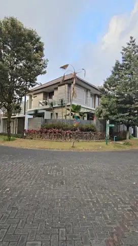 Dijual Rumah Mewah Full Furnished Lokasi di Boulevard Villa Golf Araya