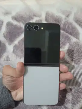 D jual Samsung galaxy zflip5 masih bagus minus nya ada tompel nya