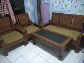 kursi tamu dari kayu jati asli nyaman di duduki dan menarik di pajang