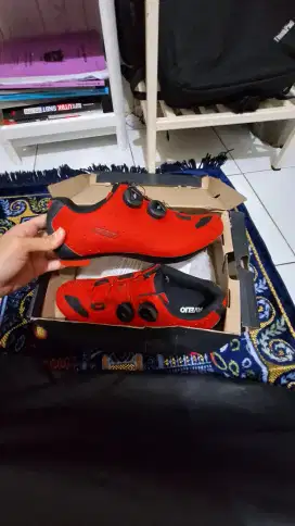 Sepatu roadbike avelio double lock