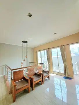 Disewakan Rumah  Minimalis 2 lantai Wisma Permai Tengah