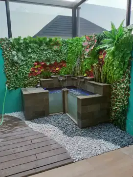 Taman vertikal sintetis dan kolam ikan minimalis kaca