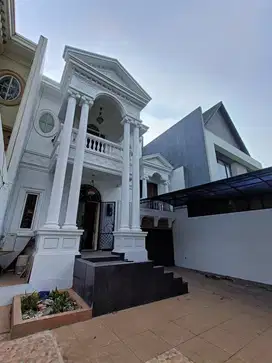 Disewa Rumah Luas 3 Lantai di Mediterania Boulevard PIK