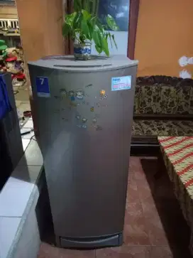 Kulkas seken merk Aqua