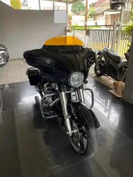 Harley-Davidson touring model (street glide rushmore)