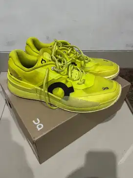 Sepatu on the roger pro 2 clay lime