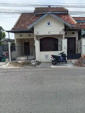 (DISEWAKAN/KONTRAK) Rumah Strategis Pinggir Jalan Area Bantul