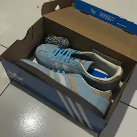 Sepatu adidas kith ukuran 43 kecil