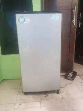 Di jual kulkas 1 pintu merek Aqua