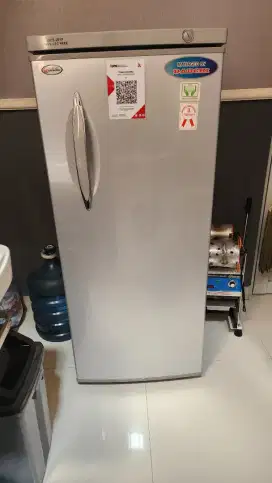 FREEZER merk Aqua 6 rak
