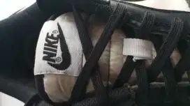 Sepatu nike warna hitam putih