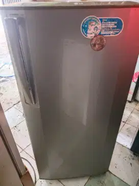 Kulkas LG 1pintu kondisi normal dingin beku siap pakai