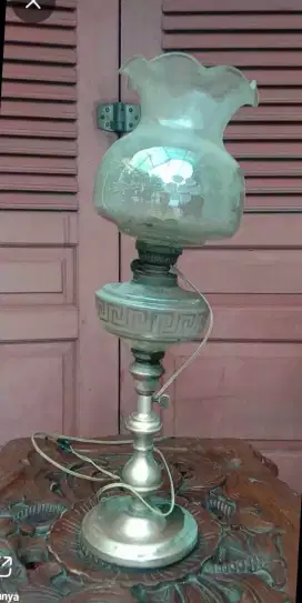 Lampu minyak duduk lama