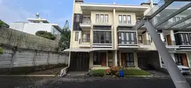 Dijual Rumah Bagus 3 Lantai di Komplek Setraduta