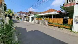 Tanah dan bangunan rumah lokasi premium seturan
