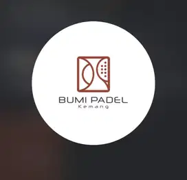 Perempuan Penjaga Lapangan Padel