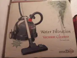 Vacuum cleaner INEXTRON dengan fitur water filtration.