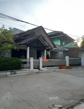 RUMAH HOOK Luas tanah 265m2 komplek JATIWARINGIN