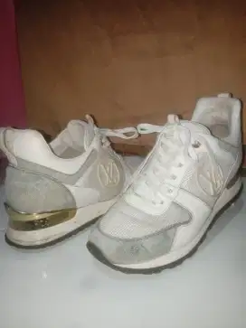 Sneakers LV trainers women size 37 original dijual murah
