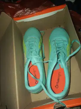 Sepatu bola Ortus