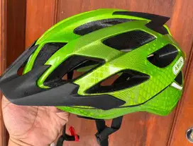 Helm sepeda ABUS kondisi bagus muLus Ada Dusnya Juga