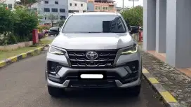 Toyota fortuner vrz 2.8 gr sport 2023 silver diesel cash kredit bisa