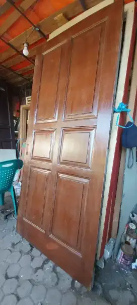 Pintu bekas rumah