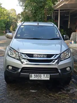 Isuzu Mu-X Premiere Solar